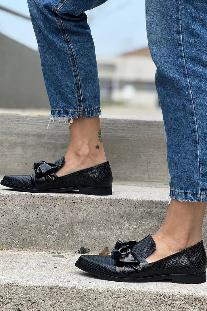 Georgia - Black Loafer With Shiny Bow